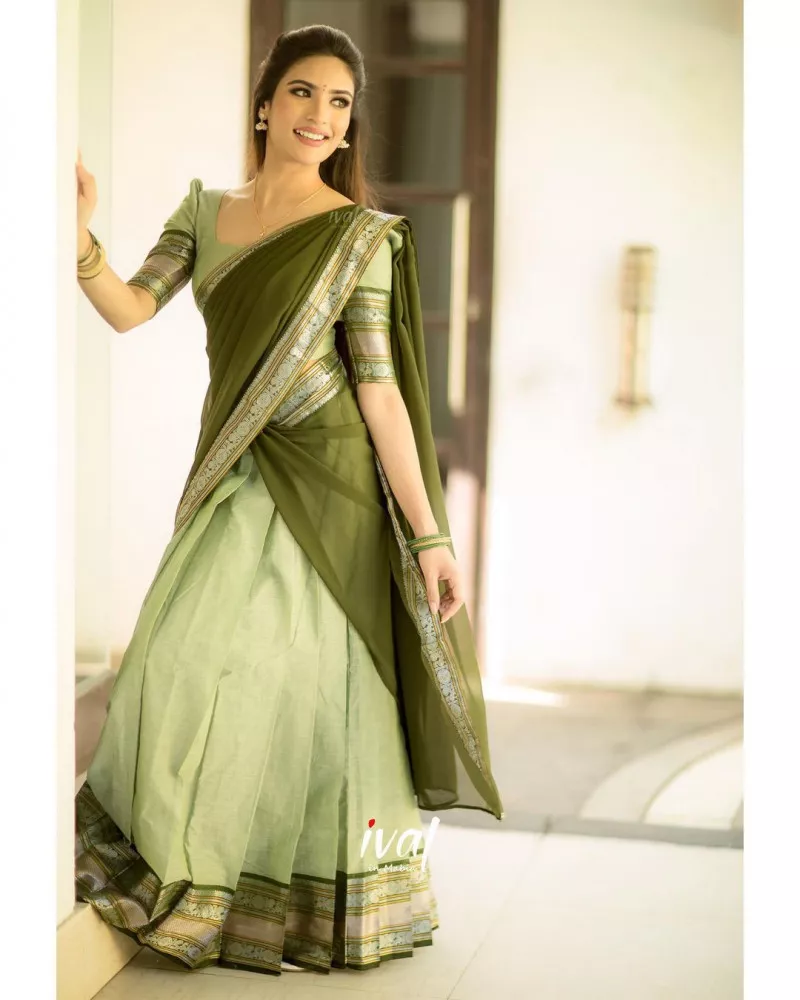 Kanjivaram Silk Zari border Half Saree with blouse & Banarasi Dupatta! –  Royskart