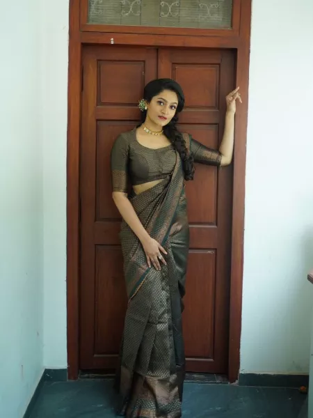 Green Banarasi Soft Silk Saree With Beautiful Zari Work and Blouse